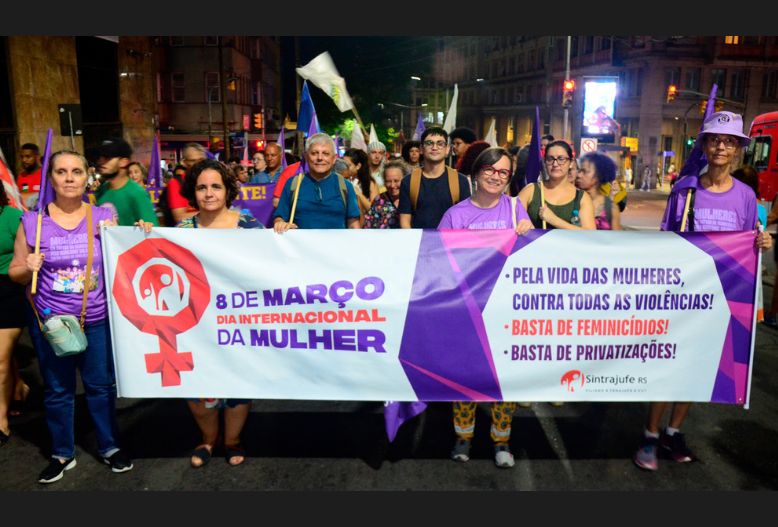 “Pela vida das mulheres, contra todas as violências!”: ato unificado e caminhada reúnem centenas de pessoas em Porto Alegre
