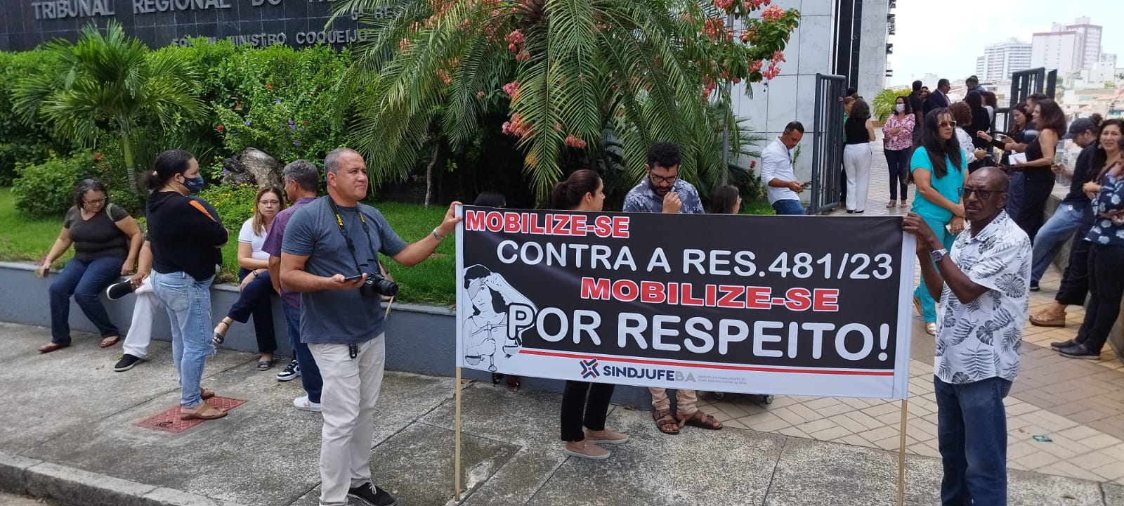 Trabalhadores (as) vestem preto, gritam por respeito e queimam simbolicamente a Resolução 481 do CNJ durante ato em frente ao TRT5 em Salvador