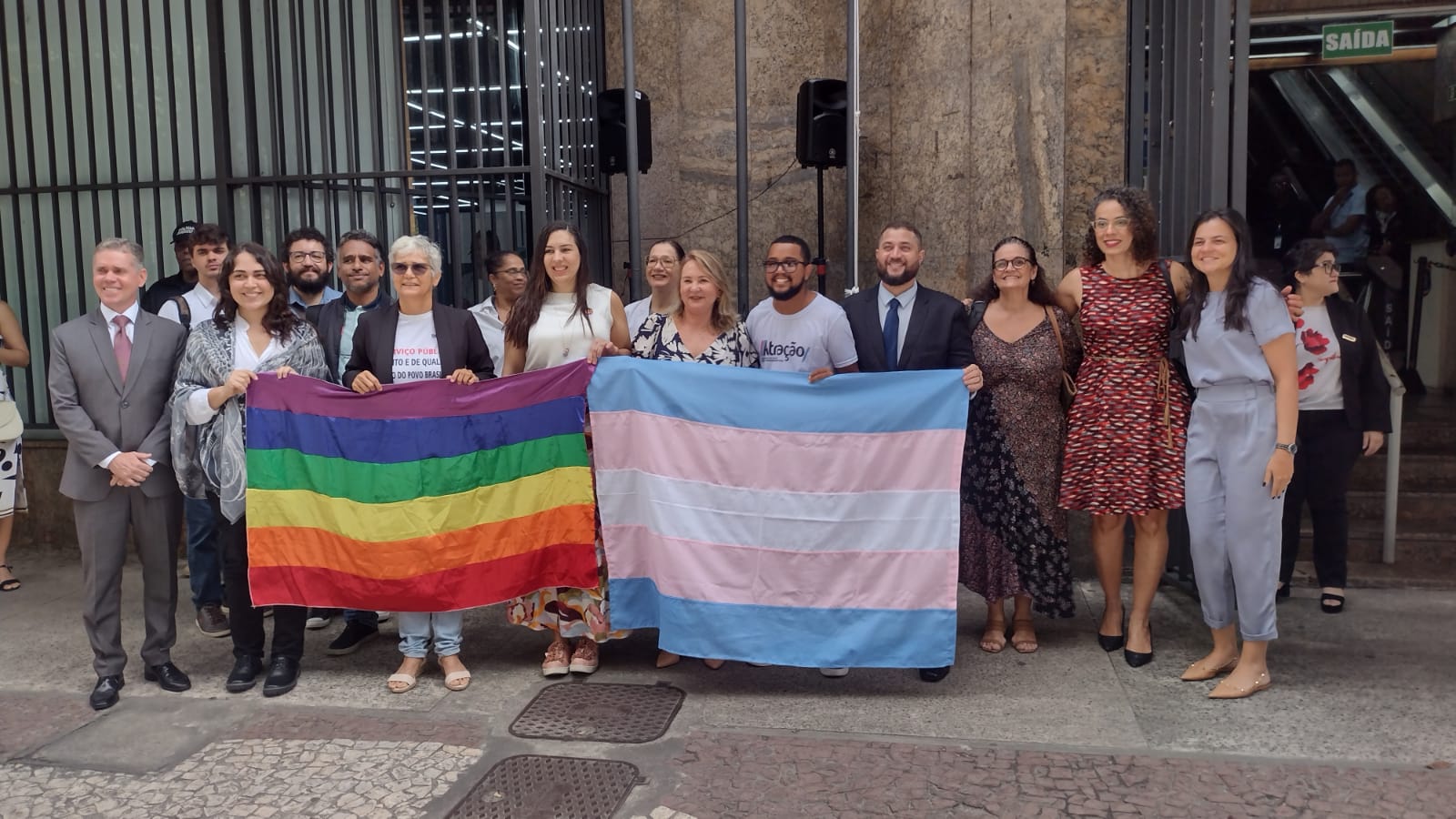 No Dia do Orgulho LGBQIAPN+, Sindjufe-BA participa de hasteamento da bandeira do movimento no TRT5