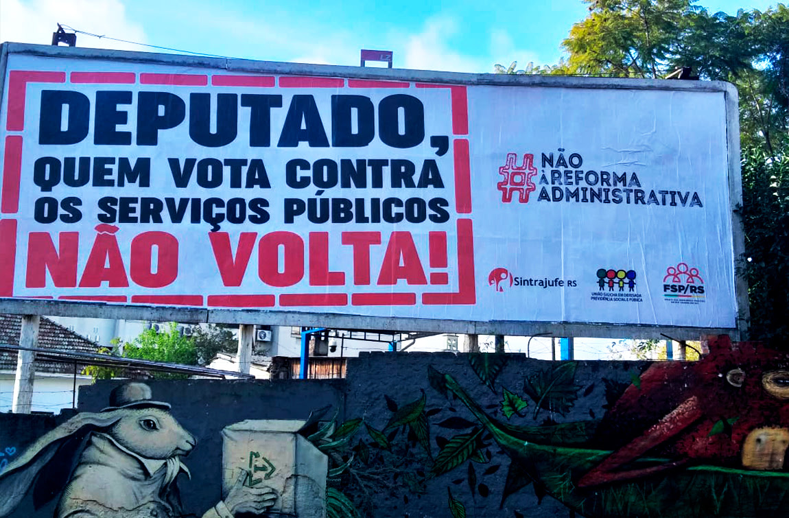 “Deputado, quem vota contra os serviços públicos, não volta!” Novos outdoors contra a reforma administrativa estão nas ruas do RS