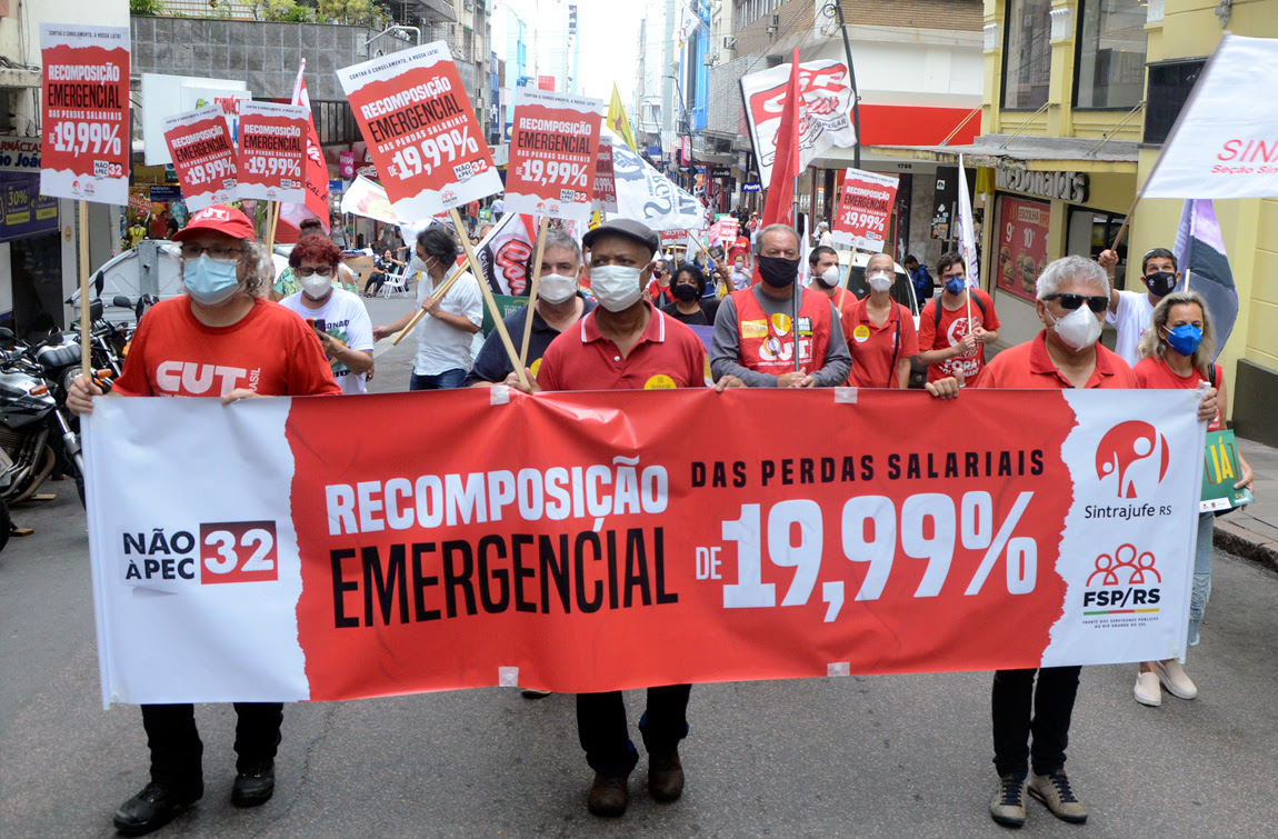 Em Dia Nacional de Mobilização, servidores e servidoras levam para a rua, em Porto Alegre, a luta por recomposição salarial