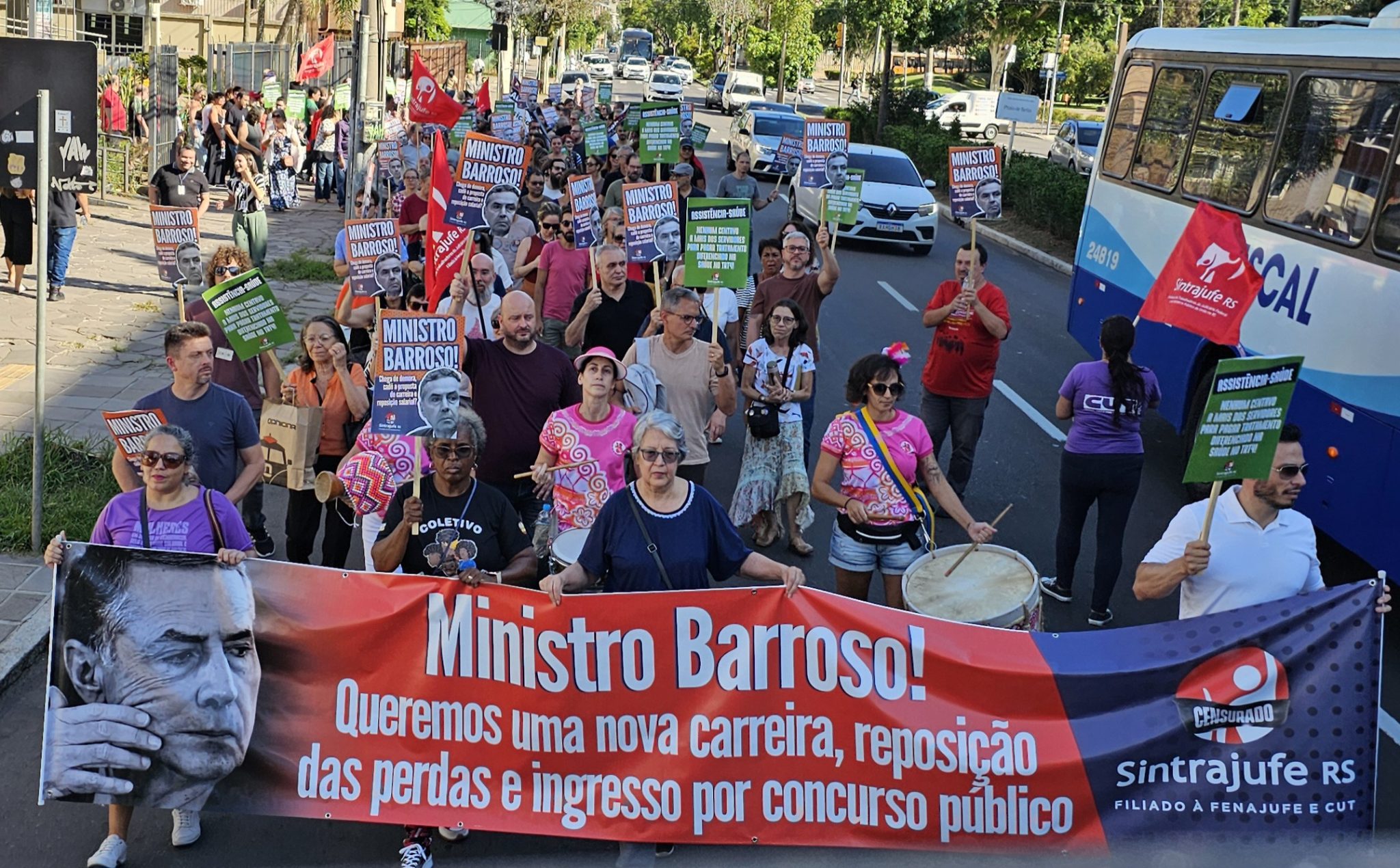 Mais de 300 colegas na passeata em POA e mais 13 cidades pelo interior mobilizados por carreira, reposição e concurso público; indignação com autoconcessões e Barroso deram o tom